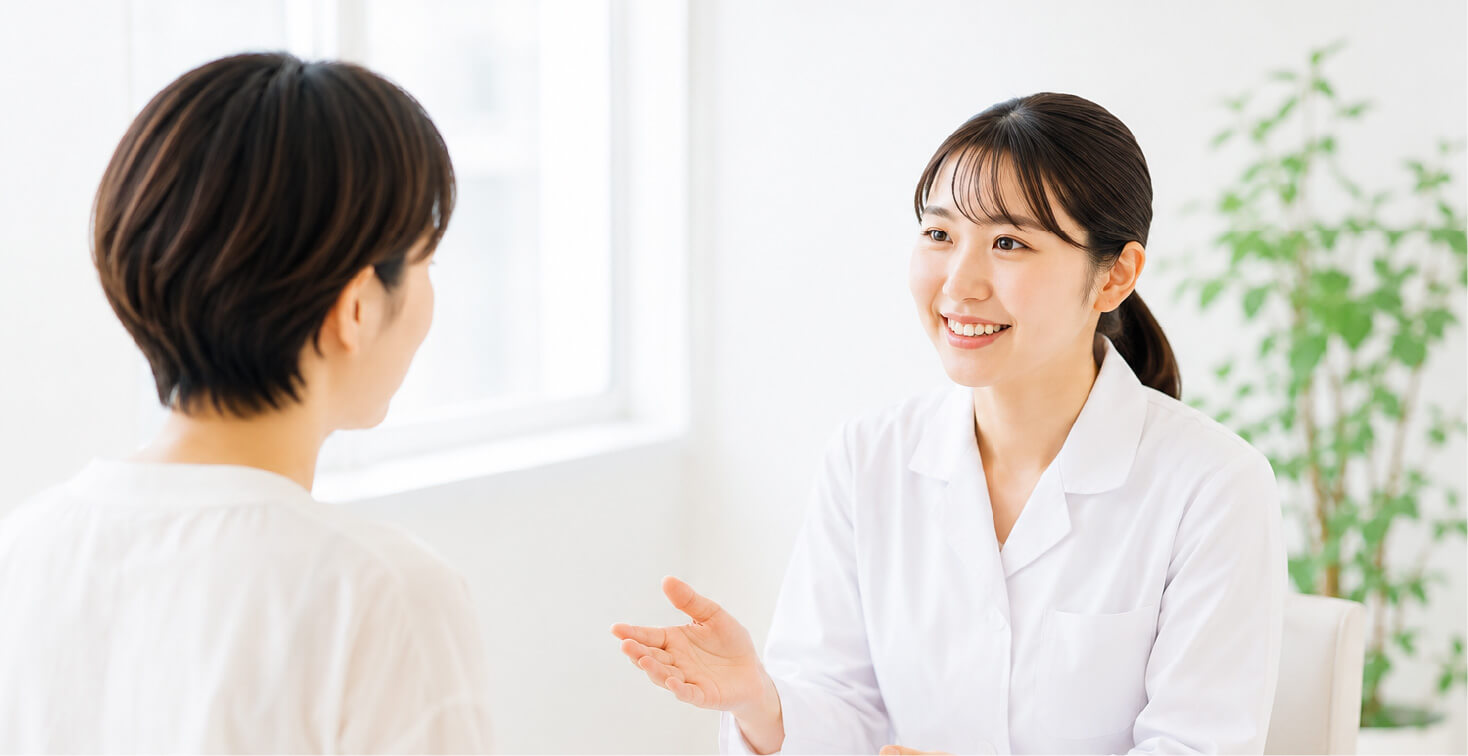 医師が患者さんに丁寧に説明している様子